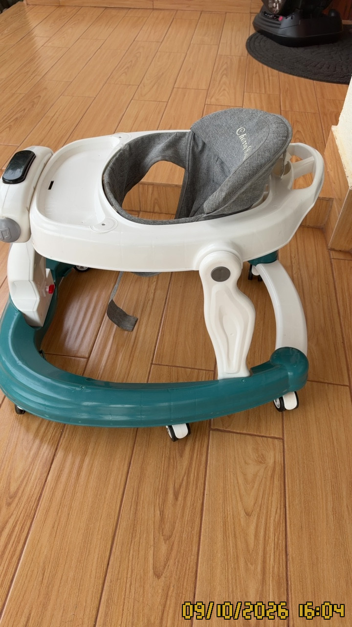 Photo 3 of 4: Baby walking chair